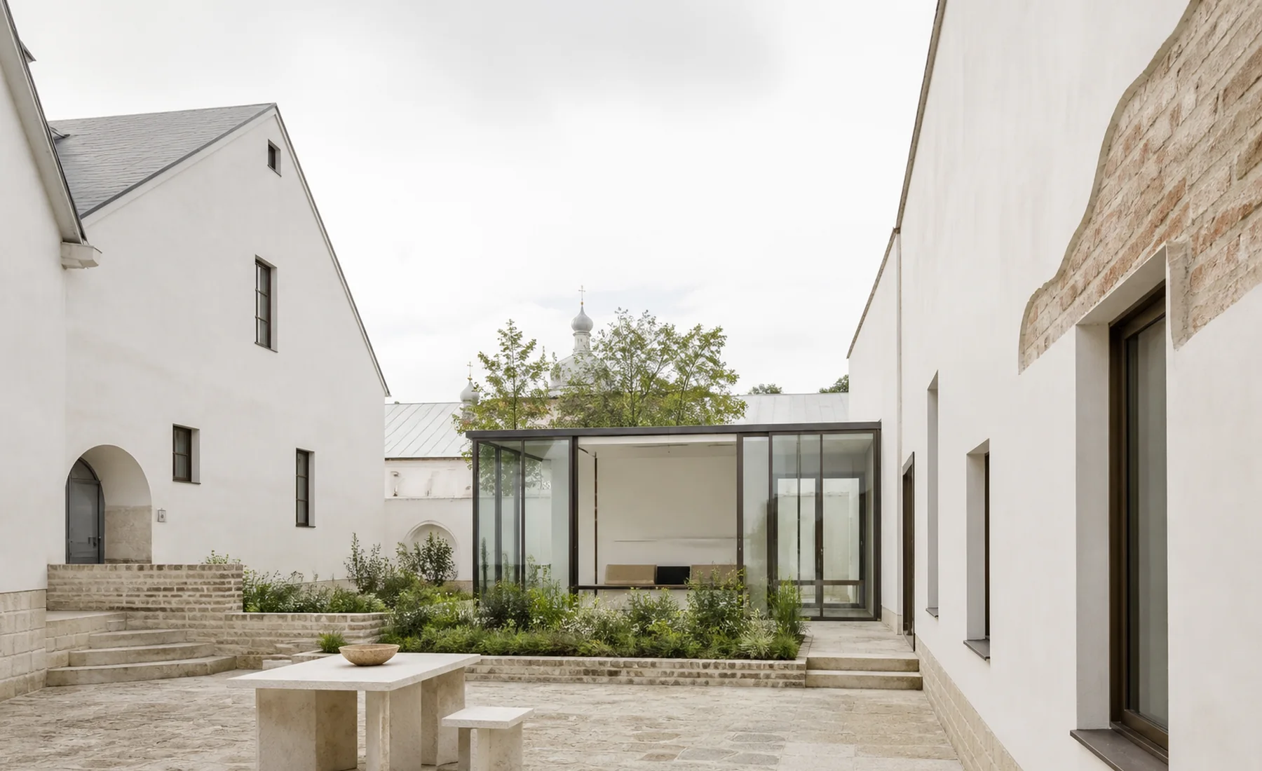 White Courtyard — главный вид